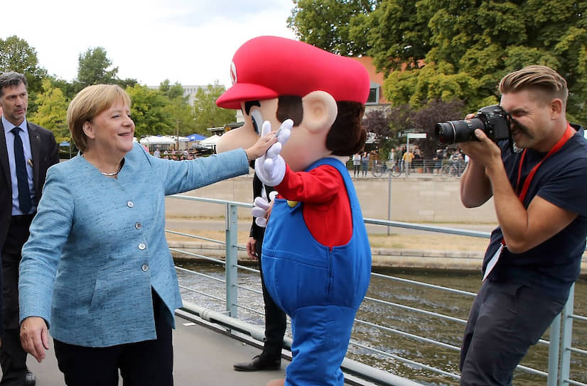10 марта празднуется международный День Марио. В этот день Nintendo устраивает различные акции, посвященные персонажу, а также делает скидки на игры с водопроводчиком   На фото слева — канцлер Германии Ангела Меркель 