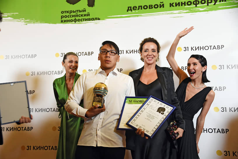 Актриса Оксана Фандера (слева), актер Владимир Онохов, получивший приз имени Олега Янковского за лучшую мужскую роль, и сценарист Нигина Сайфуллаева (справа)