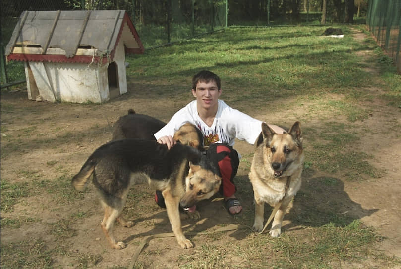 В 2000 году Александр Овечкин был переведен во взрослую команду «Динамо». Дебютировал в чемпионате России в сезоне 2001/2002. Через два года стал одним из лидеров столичного клуба, был признан одним из лучших нападающих чемпионата России 2003/2004