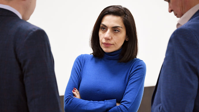 Агента Карлу рассудят тройкой