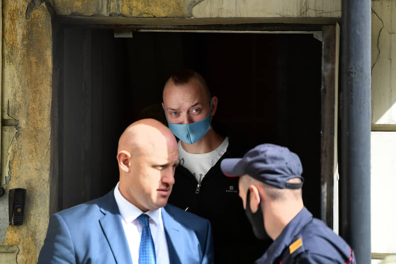 Бывший спецкор “Ъ” Иван Сафронов (в центре) и следователь ФСБ Александр Чабан (слева) 