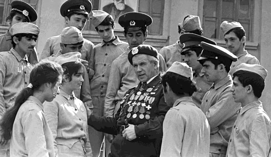 Ахмедия Джебраилов (в центре) 