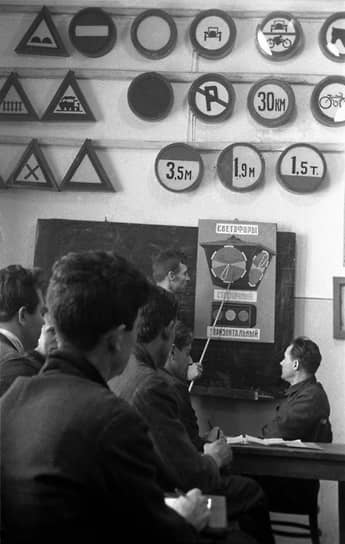«В декадный срок,— говорилось в приказе Цудортранса,— пересмотреть условия приема в автошколы под углом всемерного укрепления этого важнейшего участка подбора высококвалифицированных водителей транспорта» 