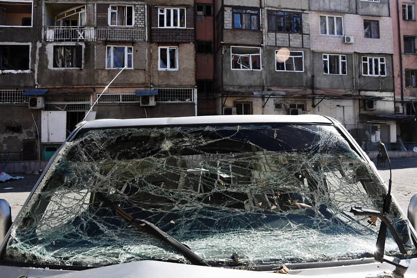 Автомобиль во дворе жилого дома в Нагорном Карабахе