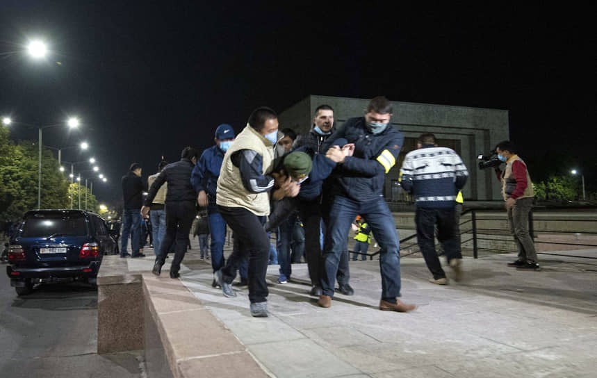 Митингующие в ходе штурма здания парламента забрасывали сотрудников милиции бутылками с зажигательной смесью и камнями