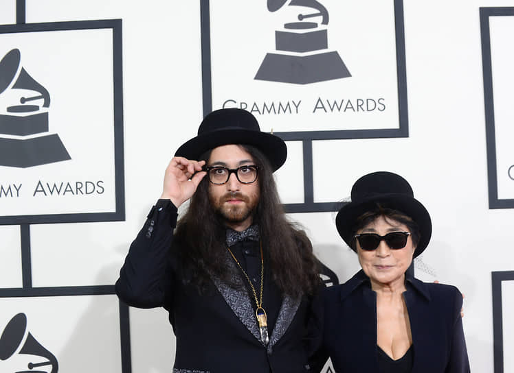 Шон с матерью на церемонии вручения премий Grammy в Лос-Анджелесе, январь 2014 года. В тот раз они были просто гостями церемонии, в 2018 году на премию был номинирован альбом Ланы дель Рей Lust for Life, в записи которого Шон принимал участие, а Йоко была дважды лауреатом этой премии (в 1982 и 2001 годах) и один раз номинантом (в 1982 году) 