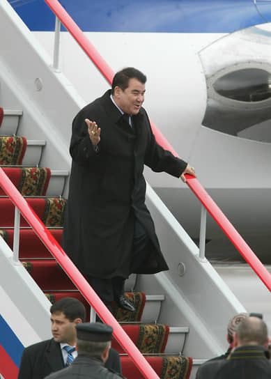Бывший президент Туркмении Сапармурат Ниязов Пост занимал 15 лет и 1 месяц — с 27 октября 1991 года и до своей смерти из-за сердечной недостаточности 21 декабря 2006 года. В 1999 году Туркменбаши (отец всех туркмен) получил титул пожизненного президента