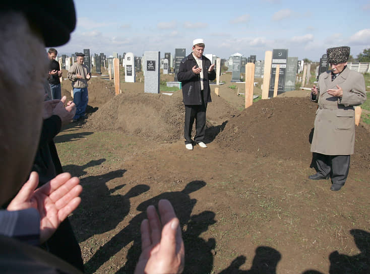 Европейский суд по правам человека по жалобе 50 родственников боевиков признал нарушением Европейской конвенции по правам человека отказ российских властей от выдачи тел убитых для захоронения и обязал Россию оплатить издержки в размере €15 тыс.