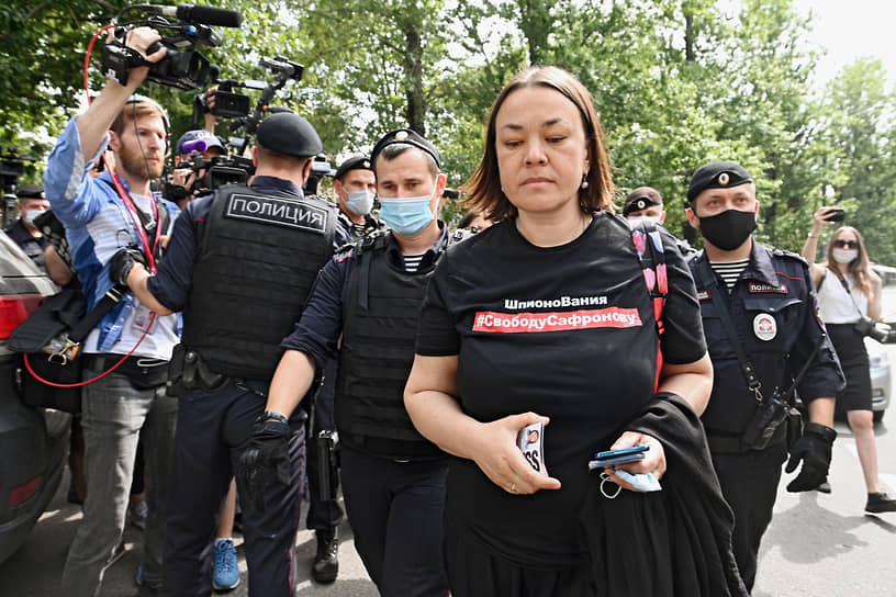 В это время у СИЗО «Лефортово» собралось несколько десятков человек, пришедших поддержать журналиста. Более 10 человек были задержаны и позже оштрафованы за футболки с надписью в поддержку Ивана Сафронова, которые в полиции сочли «средством агитации» На фото: задержание специального корреспондента «Коммерсанта» Ольги Алленовой