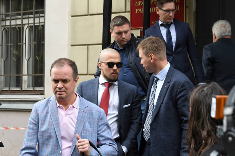 До 1 сентября адвокат Иван Павлов (слева; признан в РФ иностранным агентом) оставлялся единственным из пяти защитников Ивана Сафронова, кого следствие не успело ограничить в праве разглашать информацию по делу. Однако затем следователь предупредил и его об уголовной ответственности за разглашение данных предварительного расследования