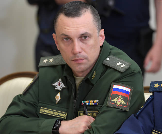 Заместитель министра обороны РФ Алексей Криворучко. По версии Брюсселя, вследствие общей ответственности Министерства РФ обороны за безопасное хранение и уничтожение химического оружия использование такого химического оружия на территории РФ могло быть только «результатом умысла или халатности» со стороны Минобороны и его политического руководства «Алексей Криворучко отвечает за оказание помощи лицам, которые выполняли или были причастны к отравлению Алексея Навального»,— говорится в заявлении.