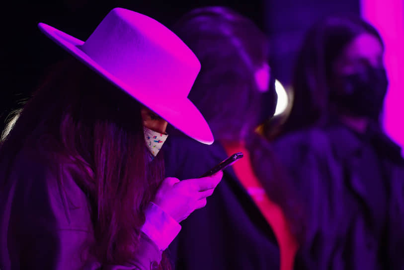 Гости Mercedes-Benz Fashion Week Russia в масках