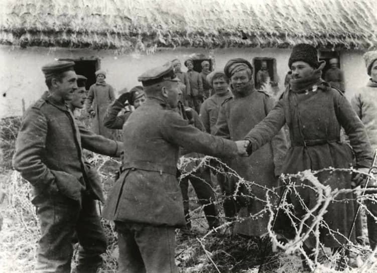 «Дисциплина в армии подорвана, и на фронте фактическое перемирие» (на фото — братание русских и немецких солдат) 