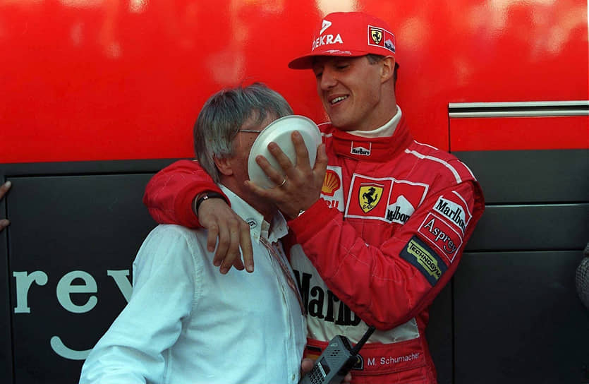 В 1995 года была учреждена группа компаний Formula One Group, ответственная за всю коммерческую деятельность чемпионата «Формулы-1». В ее состав вошли управляющая компания Formula One Management (FOM), Formula One Administration (FOA), владеющая всеми коммерческими правами на «Формулу-1», и ряд других организаций. Экклстоун стал гендиректором FOM и FOA  На фото: Берни Экклстоун и гонщик Михаэль Шумахер 