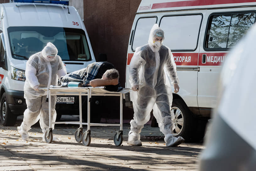 К середине октября более 90% коек были заполнены в Воронежской, Магаданской и Орловской областях, Приморском крае и Бурятии. Белгородская, Тюменская и Самарская области вплотную приблизились к этому порогу, а в Ульяновской области и Севастополе больницы оказались загружены на 100%