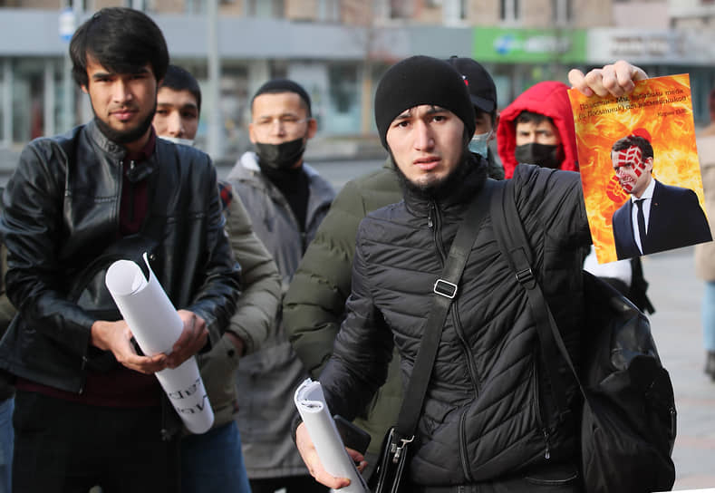 Участники акции протеста против политики Эмманюэля Макрона и его высказываний в отношении карикатур на пророка Мухаммеда у посольства Франции в Москве 29 октября
