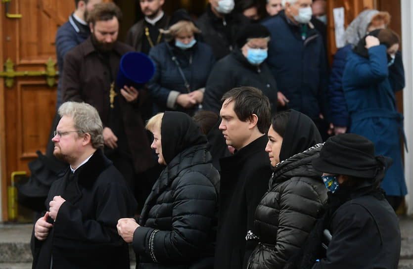 Епископ Выборгский и Приозерский Игнатий (слева), младший сын Александра Петрова (третий справа) 