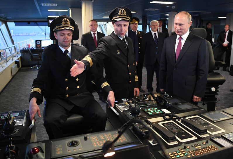 Президент России Владимир Путин во время посещения нового ледокола «Виктор Черномырдин» 
