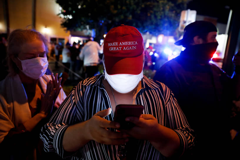 Майами, Флорида. Сторонник Дональда Трампа в кепке с надписью «Сделаем Америку великой снова» 