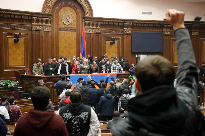 Враждующие стороны останавливаются на занимаемых ими позициях, Россия направляет в регион 1960 миротворцев. После подписания мира в Ереване у здания правительства началась акция протеста несогласных с решением премьера Никола Пашиняна 