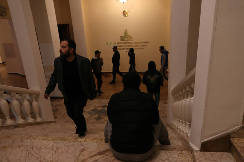 В центре Еревана собралось несколько тысяч протестующих 