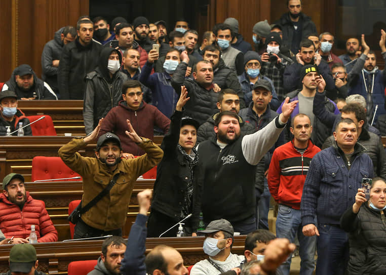 По данным СМИ, протестующие избили спикера парламента Арарата Мирзояна  