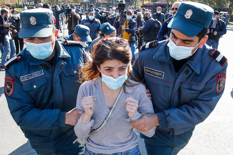 На акцию протеста на Площади Свободы в центре Еревана днем вышли более тысячи человек