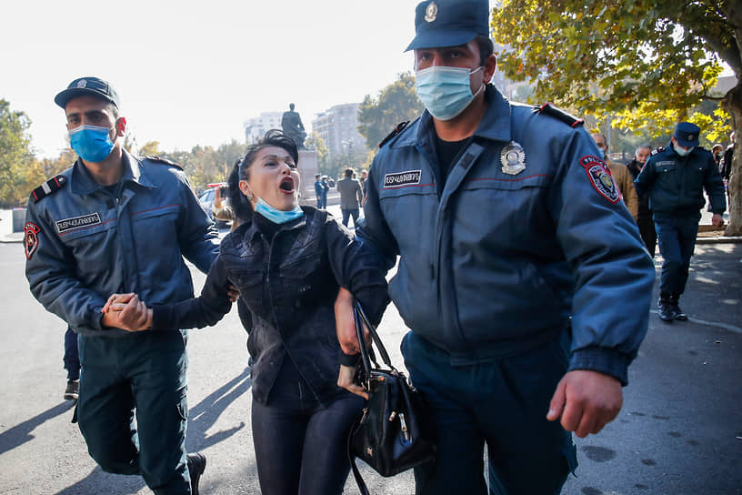 В митинге оппозиции приняли участие жители Карабаха. Они рассказали журналистам, что решение о заключении мира с Азербайджаном лишило их дома