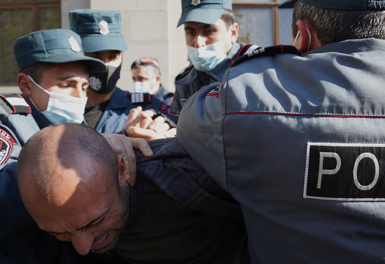 По последним данным, на митинге оппозиции были задержаны более 130 человек