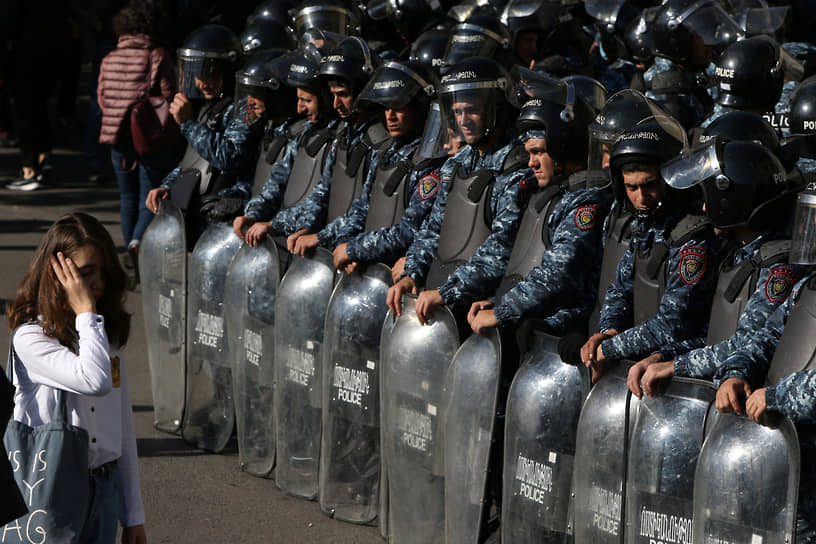 Организаторами протестов стали 17 оппозиционных партий и объединений