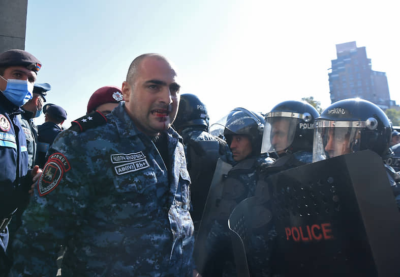 К вечеру сообщений о стычках с полицией стало меньше, но людей на улицах прибавилось