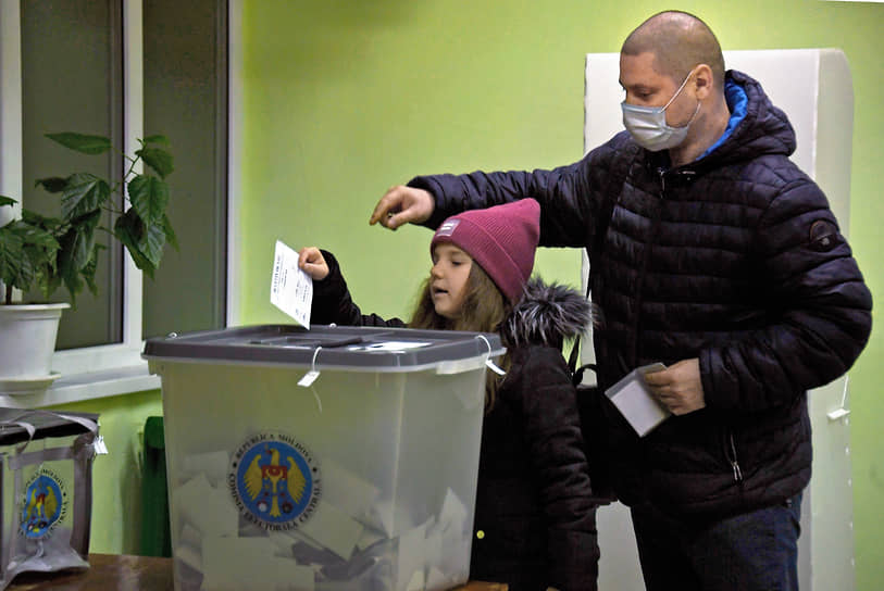 Избиратели во время голосования