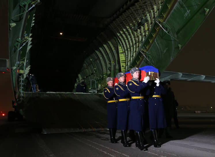 Гроб с телом Олега Пешкова доставили на военный аэродром Чкаловский в Подмосковье. Его похоронили с воинскими почестями на Центральной аллее городского кладбища Липецка 