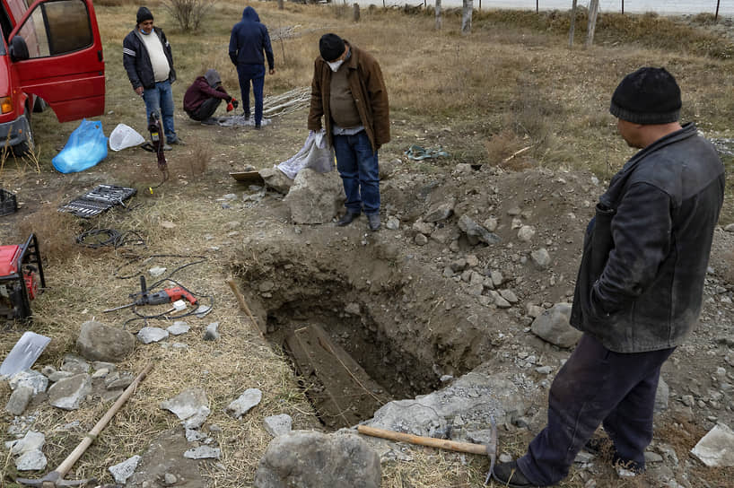 За время вооруженного конфликта в Нагорном Карабахе погибли 4 тыс. человек, в том числе мирные жители На фото: жители села Киликли Кельбеджарского района раскапывают могилу своего родственника для перевозки останков в Армению