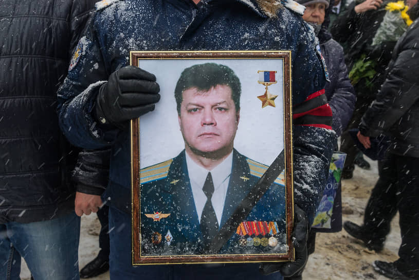 Экипажу удалось катапультироваться. Командир подполковник Олег Пешков (на фото) погиб, попав под автоматный огонь с земли во время спуска на парашюте 