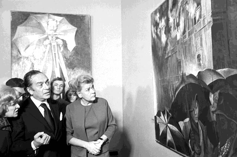 В 1957 году Фурцева стала членом Президиума ЦК КПСС, однако уже спустя три года попала в опалу из-за межпартийных интриг: ее сместили с должности секретаря ЦК КПСС и назначили министром культуры СССР. В 1964 году Фурцева поддержала смещение Хрущева с поста первого секретаря ЦК КПСС На фото: итальянский художник Ренато Гуттузо и Екатерина Фурцева (справа)
