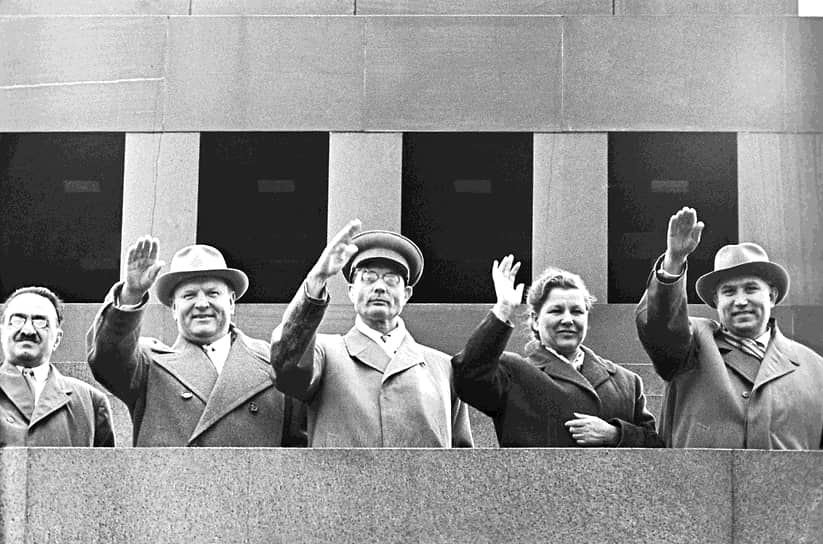 В 1938 году окончила Московский государственный университет тонких химических технологий, получив диплом инженера-химика. Во время Великой Отечественной войны участвовала в эвакуации заводов, музеев и других объектов. В 1942 году стала первым секретарем Фрунзенского райкома ВКП(б) Москвы, а в 1950 году — вторым секретарем Московского горкома ВКП(б). В это время познакомилась с Никитой Хрущевым, став его соратником в партийной борьбе На фото (слева направо): члены президиума ЦК КПСС Анастас Микоян, Алексей Кириченко, Михаил Суслов, Екатерина Фурцева, Фрол Козлов