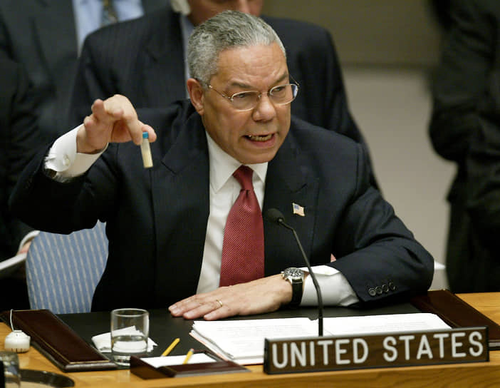 Госсекретарь США Колин Пауэлл демонстрирует в ООН пробирку с сибирской язвой 