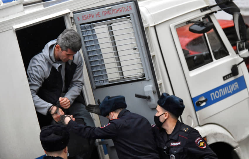 Доставка Зиявутдина  Магомедова в суд 