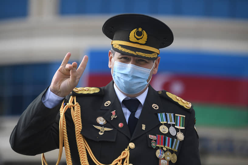 Офицер турецкой армии на параде в Баку