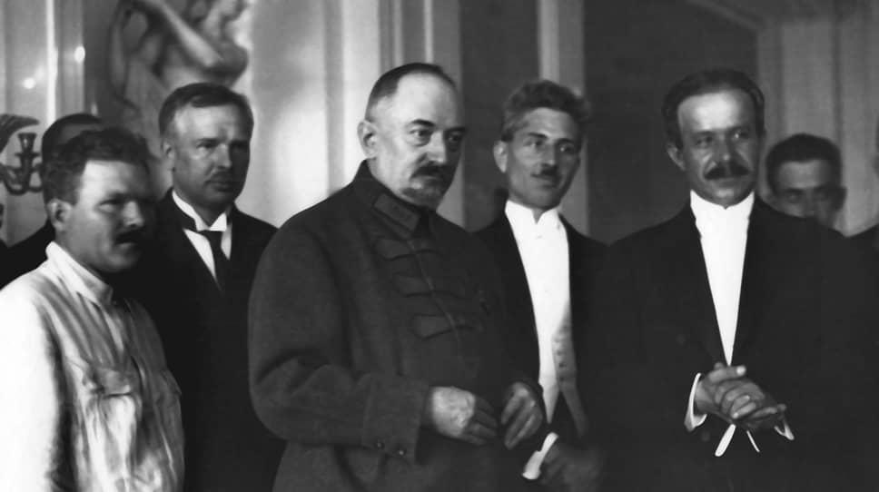 «Добиться, чтобы он не уезжал,— докладывал Карахан о Али Фуад-паше,— едва ли будет возможно после взятого им тона» (на фото — вручение верительных грамот Али Фуад-пашой Г. В. Чичерину. Москва, 19 февраля 1921 года) 