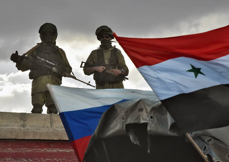 Российские военнослужащие во время раздачи российской гуманитарной помощи жителям населенного пункта Каукаб в Сирии, 2016 год 