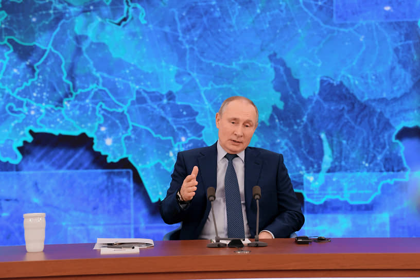 Владимир Путин во время пресс-конференции