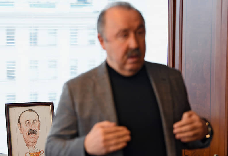 Москва. Заместитель председателя комитета Госдумы по физической культуре, спорту, туризму и делам молодежи Валерий Газзаев во время интервью в своем кабинете 