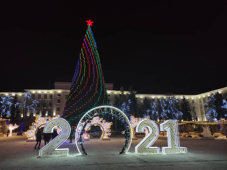  Начальная максимальная цена 30-метровой пиксельной елки на Советской площади в Уфе была установлена в 18,7 млн руб. В результате торгов цена снизилась до 12 млн руб. Победителем аукциона был признан индивидуальный предприниматель из подмосковной Коломны. Подрядчик смонтировал 30-метровую конструкцию с отдельными ветками из негорючей хвои, метровой звездой на вершине и светодиодными гирляндами. Гирлянда способна воспроизводить различные эффекты и узоры 