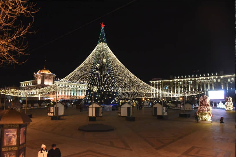  Высота главной елки на Соборной площади Белгорода — 35 м. Ее украсили двумя сотнями шаров. Елку и торговые павильоны накрывает световой шатер диаметром 76 м. Елку в 2016 году городу подарила «ГК Агро-Белогорье», стоимость вместе с украшениями тогда составляла 5,9 млн руб.  