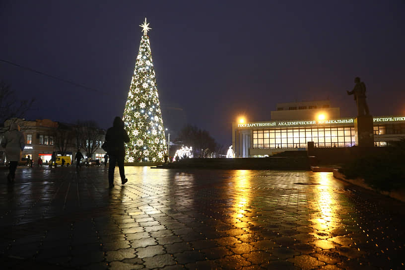  В Симферополе в нынешнем году власти решили заменить главную елку города, купленную в 2016 году за 7 млн. руб., на популярную в Европе конусообразную искусственную ель. По данным источников "Ъ", на новую елку потратили порядка 10 млн руб. 