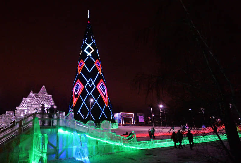  В Красноярске главная городская елка установлена на острове Татышев. За почти 16 млн руб. произведен монтаж 55-метровой семиярусной металлоконструкции, установлена звезда с подсветкой и 20 тыс. искусственных елочных веток на каркас 