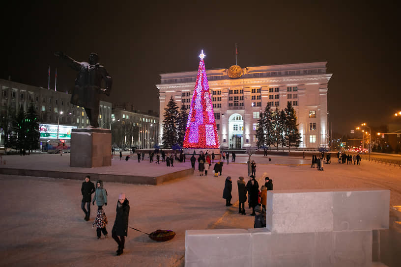  Новогоднюю искусственную ель в Кемерово установили на площади Советов. Ее купили в прошлом году за 18 млн руб. Высота металлической конструкции – 25 м 