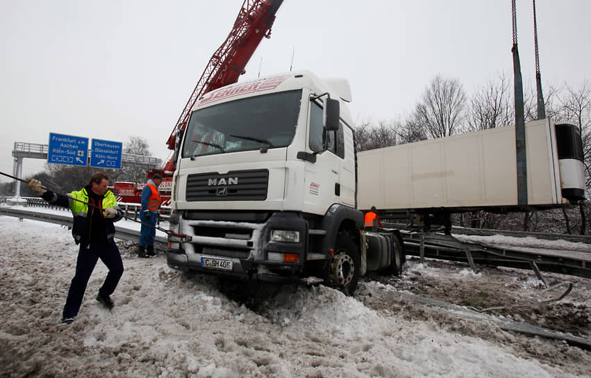 Аварии из-за гололеда стали также причиной перекрытия автомагистрали A3-A4 в Германии